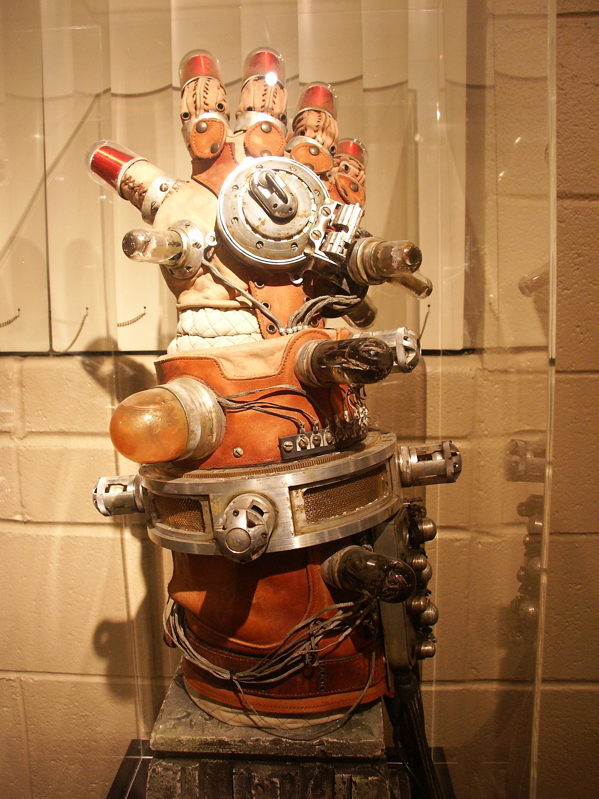 mechaglove01.jpg
